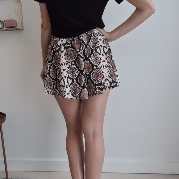 PrettyLittleThing shorts snakeskin print, flared, high waisted size 10. - Picture 9 of 15